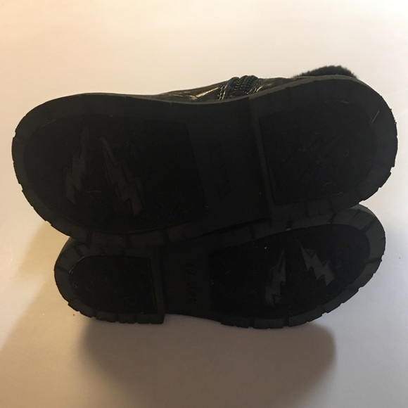 🦃Children’s Place🦃Size10 Black patent like boot - Picture 4 of 5
